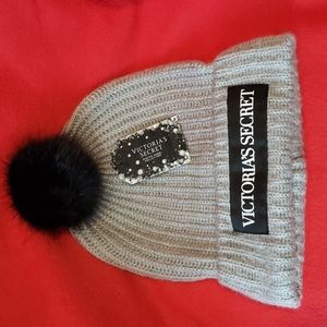 NWT VS Pom Knit Beanie